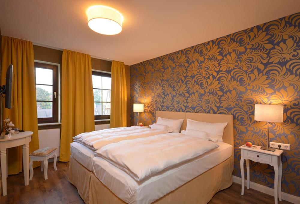Hotel Am Kirchplatz Sachsenheim Exteriör bild